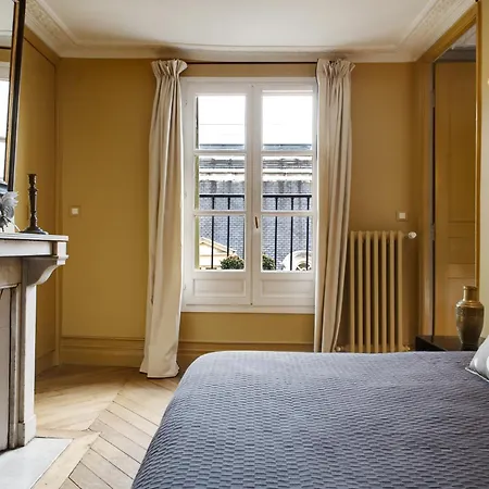 Louvre Design Apartment