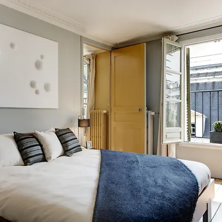 Louvre Design Apartment